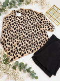 Jerseys leopardo y pantalón negro plisado