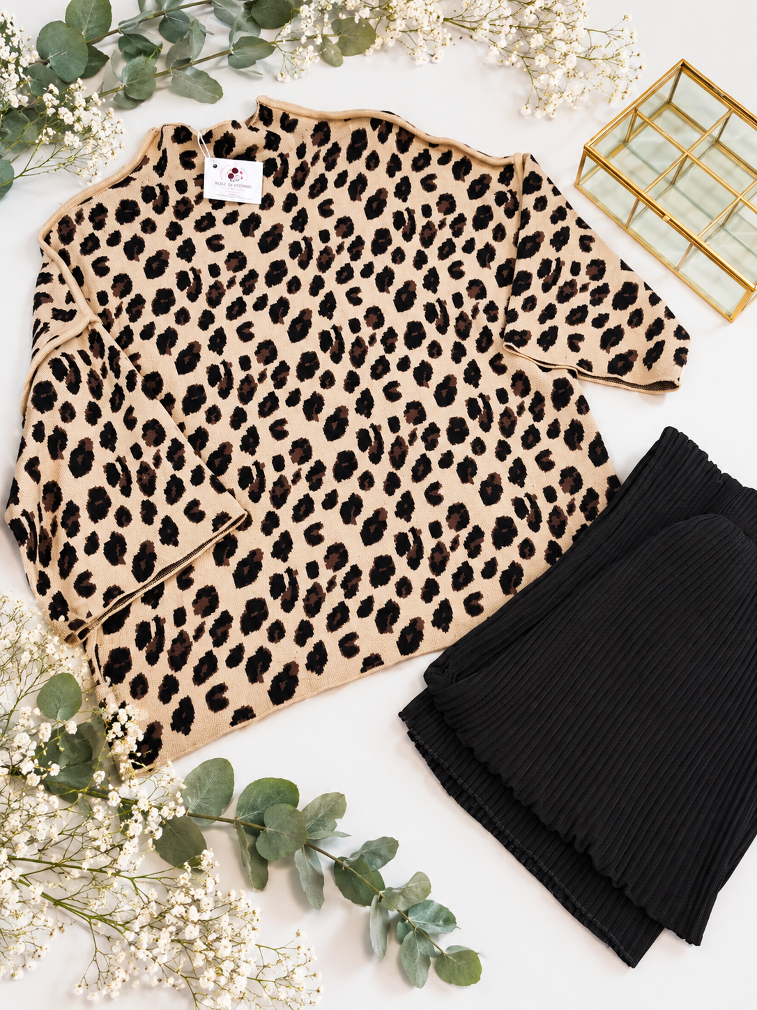 Jerseys leopardo y pantalón negro plisado