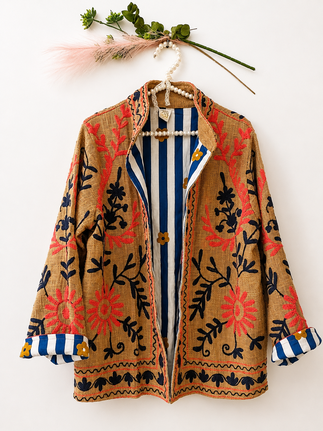 Chaqueta beige bordada oversize