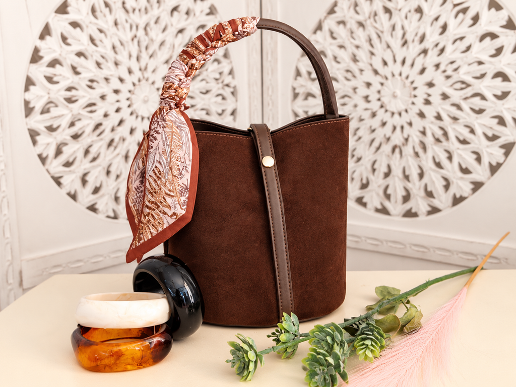 Bolso con pañuelo