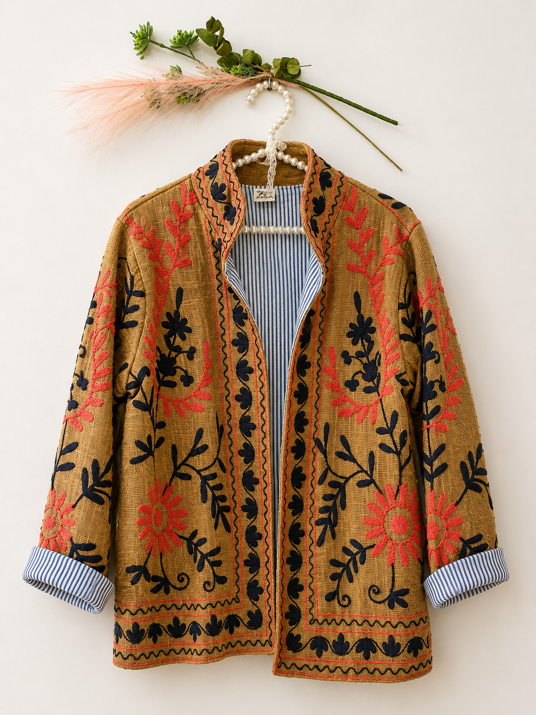 Chaqueta beige bordada oversize