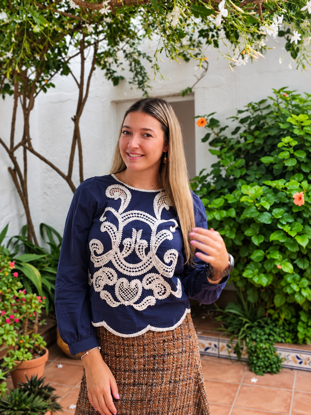 Camisa azul bordada