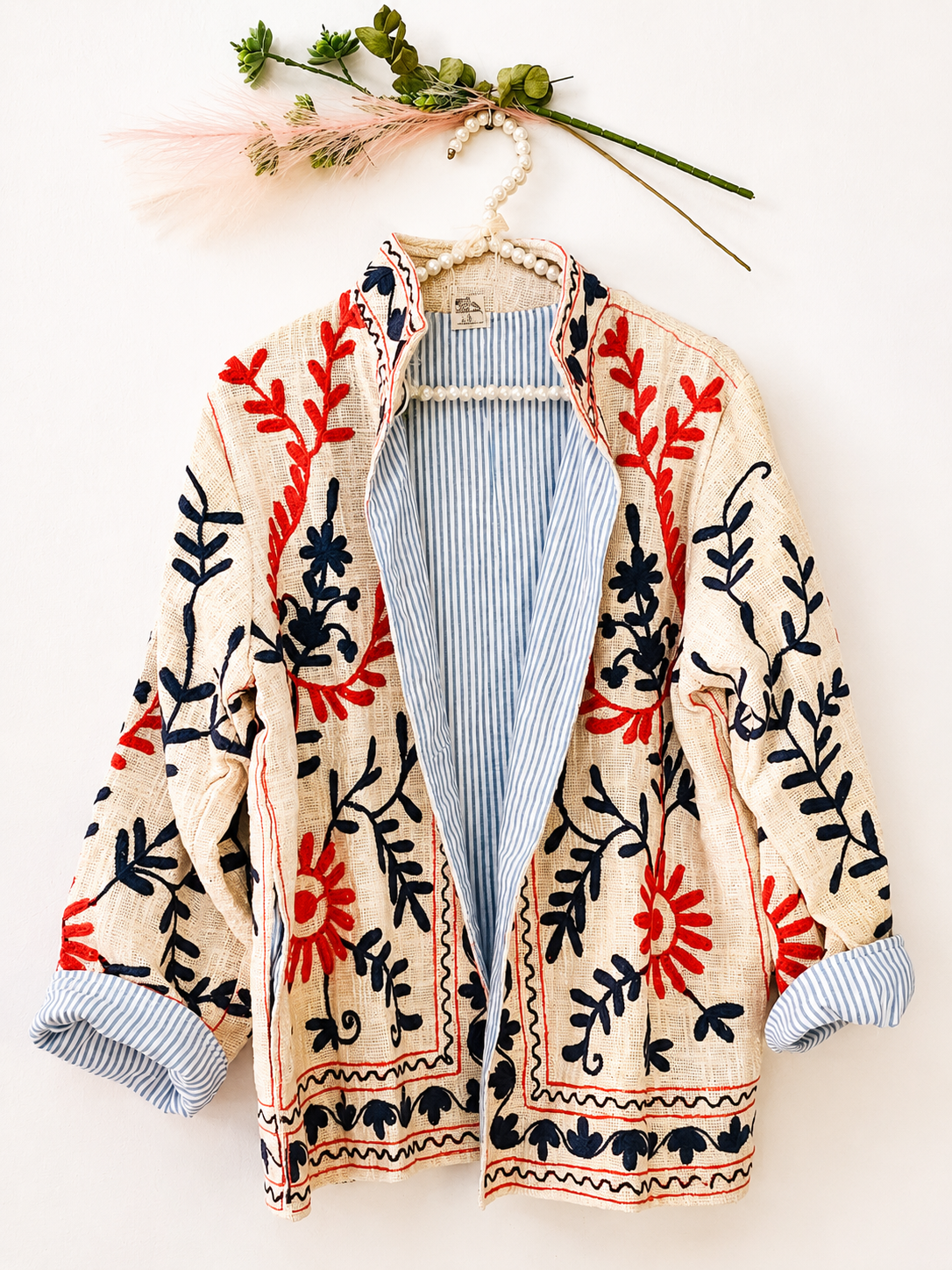 Chaqueta crema bordada oversize