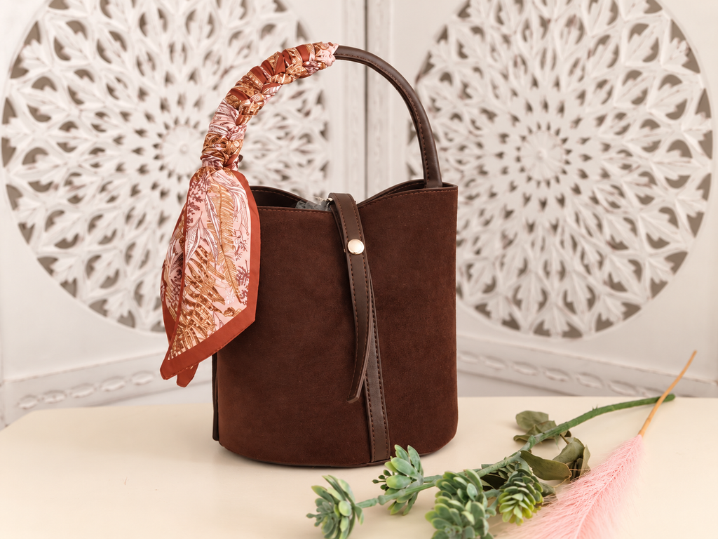 Bolso con pañuelo
