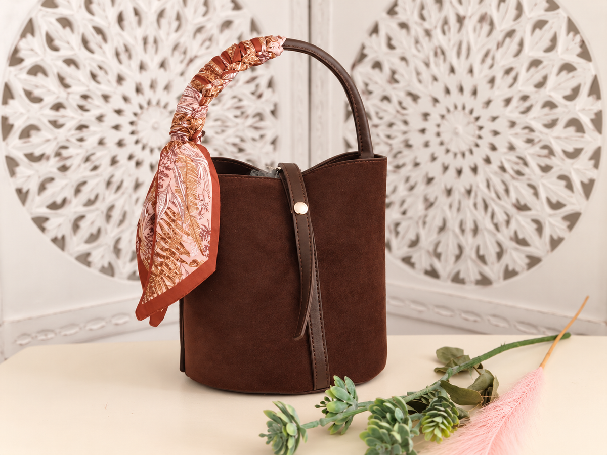 Bolso con pañuelo