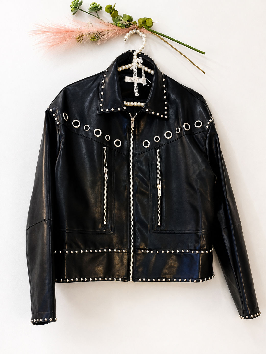 Chaqueta polipiel negra tachuelas